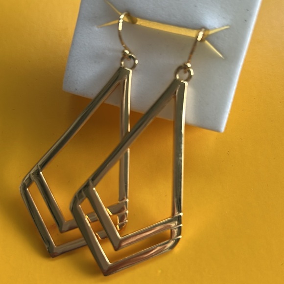 Earring - Picture 3 of 5